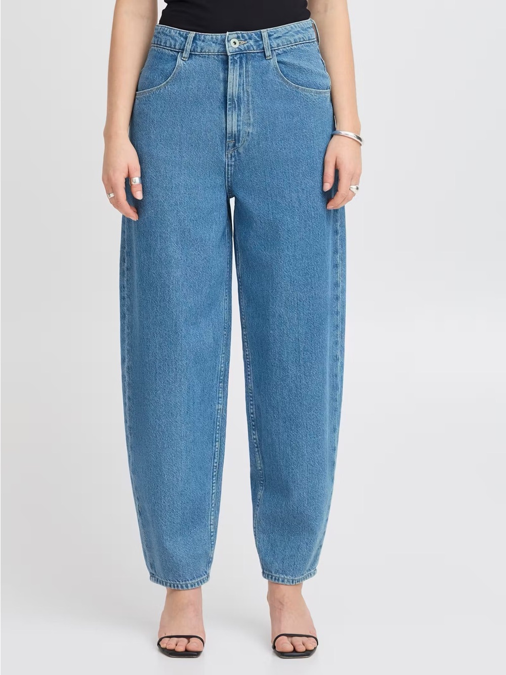 NEVER WORN Relaxed Barrel Jeans in Medium Blue Wash